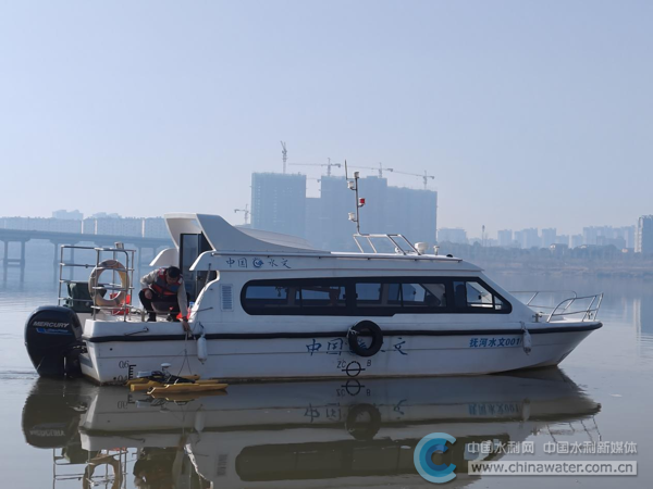 抚河中心廖家湾水文站值班人员测流