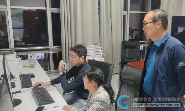 李宏宇(左一)在调度值班