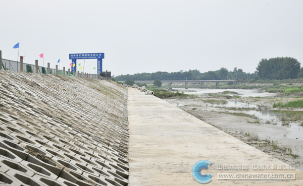 广汉市湔江和兴大桥至绵远河汇口段防洪治理工程施工现场
