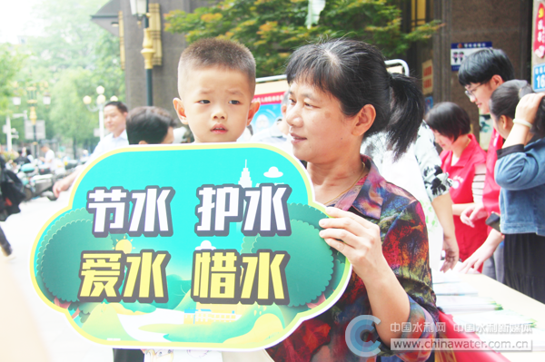 琼河社区居民参与节水治水科普宣传
