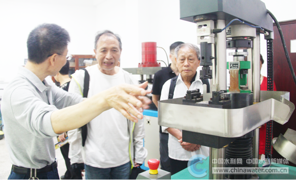 市民群众参观科研机构实验室