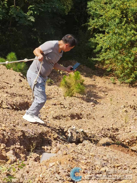 天堂管理所负责人李永秋拉结绳到边坡下方查明情况