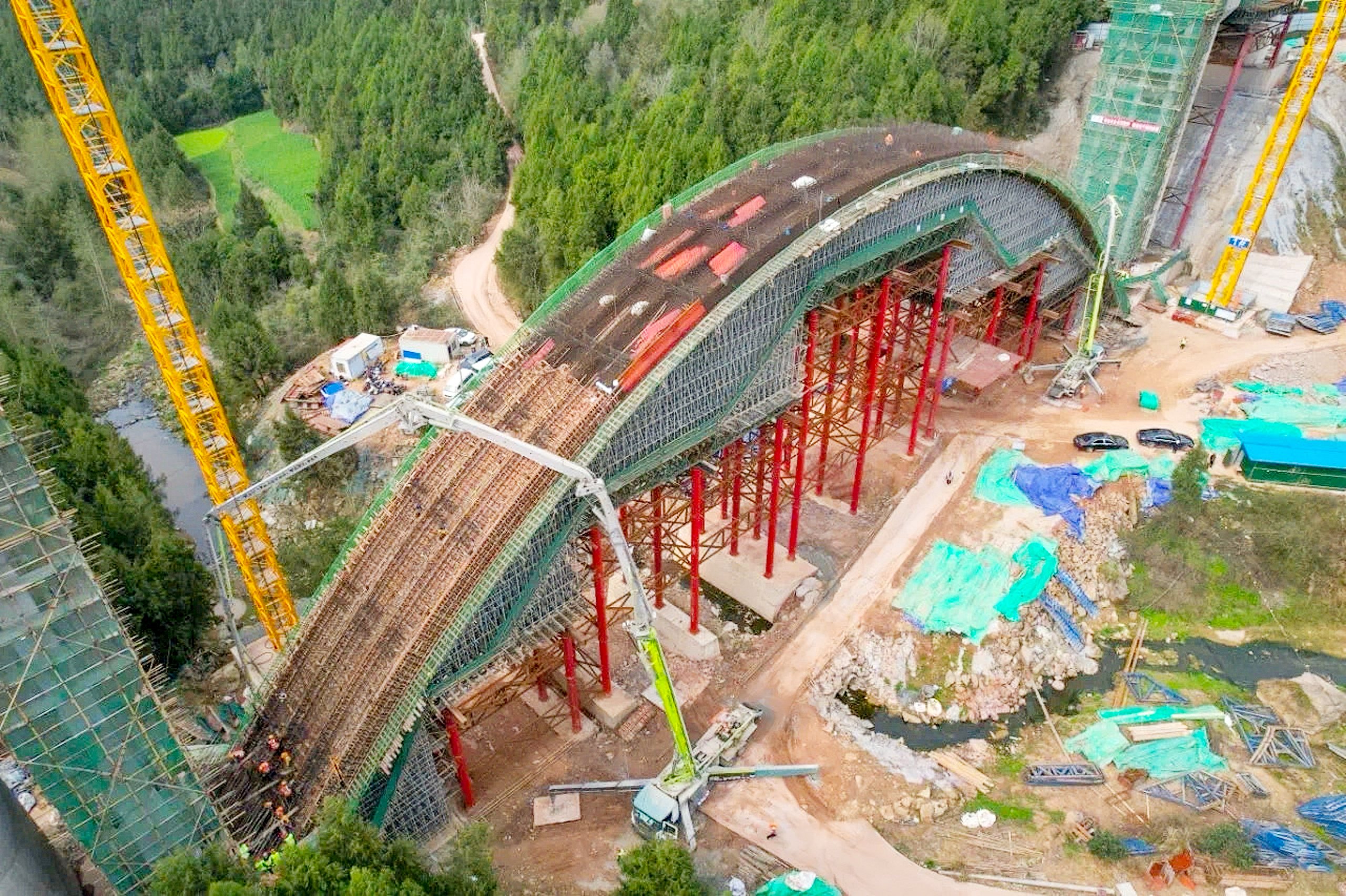 浇筑施工现场 本报通讯员 杨家新 摄