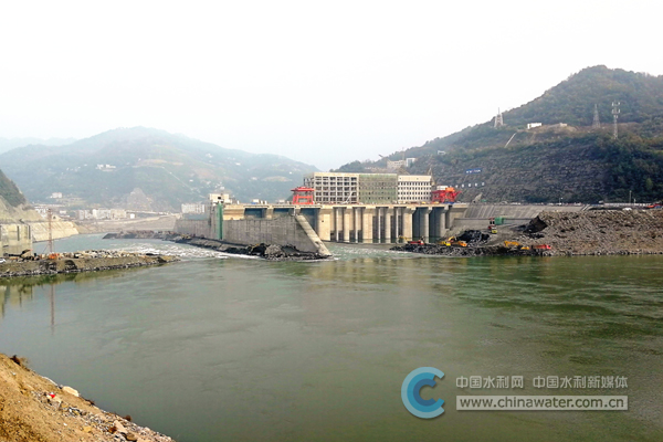 汉江白河夹河水电站上游围堰截流成功