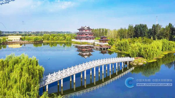 池河沿岸九道湾公园 ( 胡万里 摄)