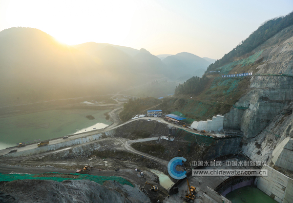 依托地处华蓥山深处原有的龙滩水库,投资9亿多元实施扩容增量