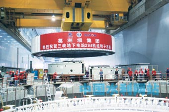 中国 设计 五台/三峡地下电站第五台700_MW水轮发电机组29#机组转子吊装