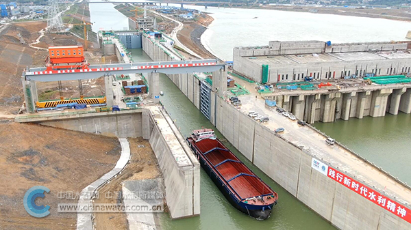 大藤峡水利枢纽工程船闸试通航成功