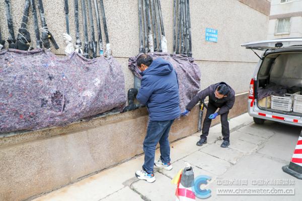 会泽县维护人员正在用棉布覆盖水表 本报通讯员 陈耀邦 摄