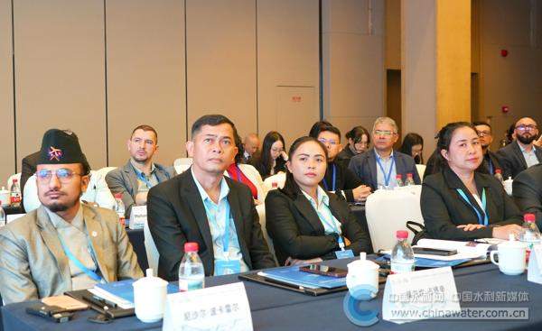 开班仪式上,学员们神情专注地听取报告 本报记者 苏晨 摄