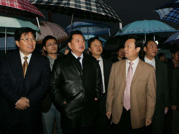 参加中国水利现代化高级论坛的代表冒雨考察无锡水利建设