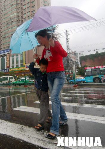 5月17日下午,福建省厦门市受台风影响突降暴雨,一位家长带着孩子艰难行进。 受今年第1号台风“珍珠”影响,广东东部、福建以及浙江等地已出现强降雨天气,气象专家提醒有关部门做好防范工作。 新华社发