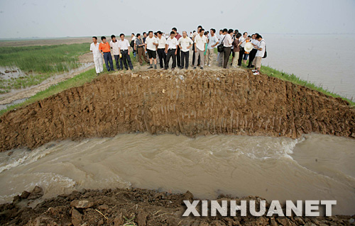 7月11日,安徽颍上县邱家湖蓄洪区堤坝成功挖开,蓄洪区开始蓄洪。这是今年淮河全流域整体防汛抗洪中启用的第6个行蓄洪区,对于缓解淮河干流大堤的压力,确保正阳关以下蚌埠等重点城市以及各条铁路安全起到重要作用。 新华社记者 刘宇摄