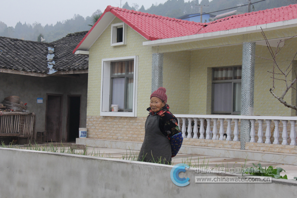 ��ʫ�����·�ǰ���� ����ӱ��.jpg