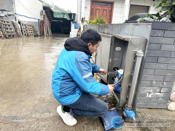 供水志愿者在检修水表箱 本报记者 李海川 摄