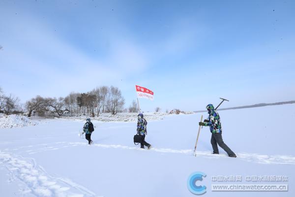 中游中心的水文先锋监测小队正在前往监测点 本报记者 张壮 摄