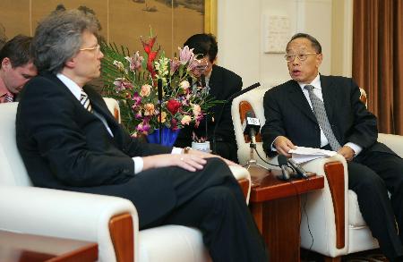 李肇星代表中国政府就松花江污染向俄表示歉意