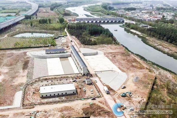 小清河蓄滞洪区分洪闸(左)和拦河闸 本报通讯员 张震 摄