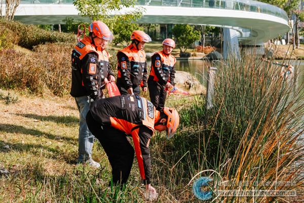 福州市“外卖骑手”巡河护河 福建省河长办供图