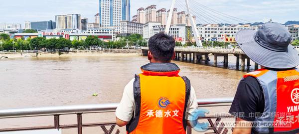 7月14日,宽城水文站职工正在使用测流无人船对瀑河进行流量测验