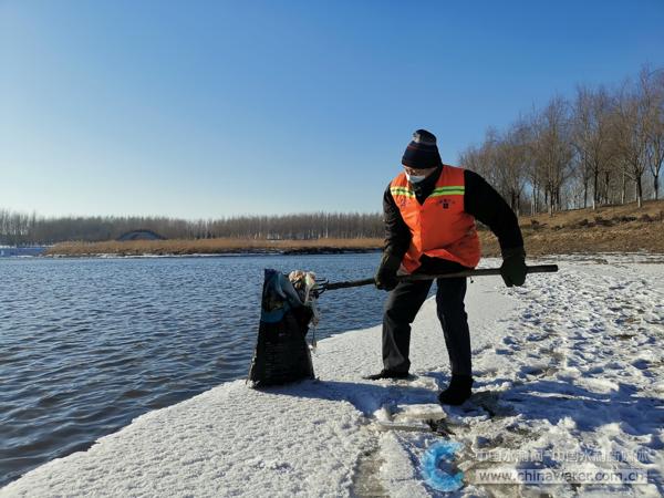四平市铁西区保洁员进行河道保洁2