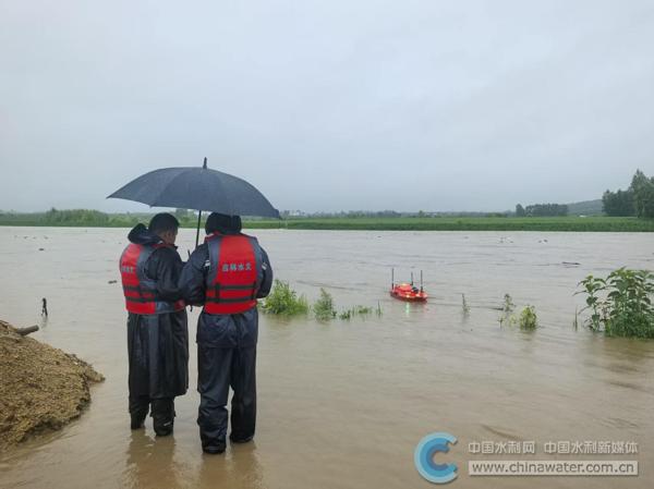2026年7月14日,吉林省水文水资源局工作人员在敦化勘测队黄泥河秋梨沟水文站使用遥控船搭载ADCP抢测洪峰。拍摄者:孙忠福