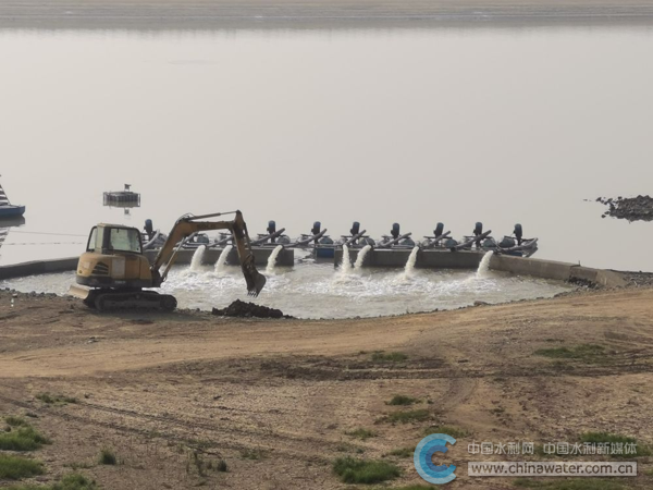 在江西省都昌县的观湖水厂,抽水泵正在将水源抽至取水口。 新华社记者胡锦武 摄