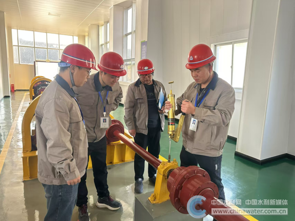 桃曲坡水库枢纽管理站工作人员正在检修设备