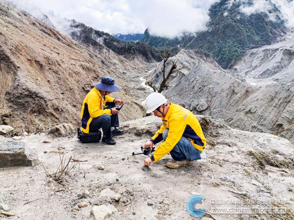 工作组实施无人机航飞测量河道数据