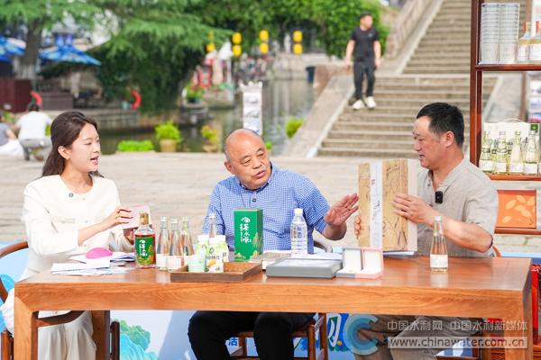 水利和文化专家在活动直播间介绍绍兴河流及丰富物产 本报通讯员 赵炜 摄