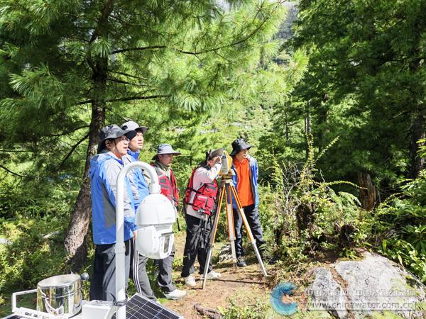 水利部水文应急监测队在新建站点色琼水文站开展水文测验