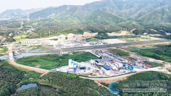 建设中的凤凰山水库 本报通讯员 徐怀久 摄