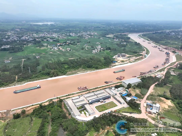 试验船驶过钦江干流段航道 中水珠江规划勘测设计有限公司供图