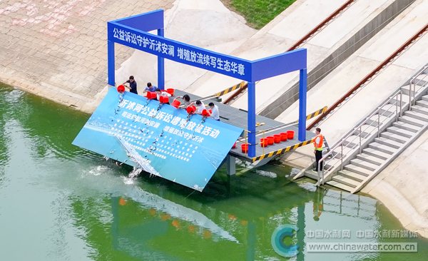 在江西省都昌县的观湖水厂,抽水泵正在将水源抽至取水口。 新华社记者胡锦武 摄