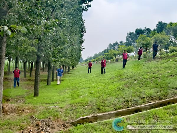 海委漳卫南局工作人员巡查堤坝