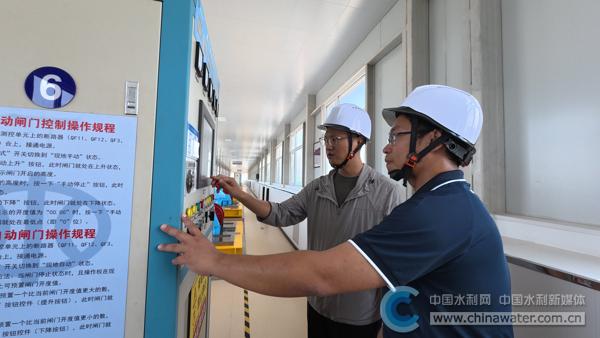 西河闸管理处工作人员检查节制闸控制系统