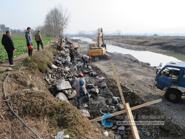 施工队正在修建河堤