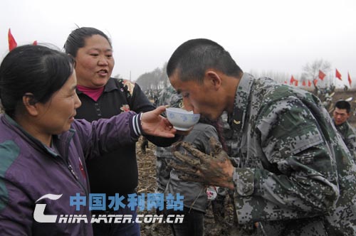 65301部队官兵圆满完成了援建吉林省民生工程--永舒灌区渠道清淤工程