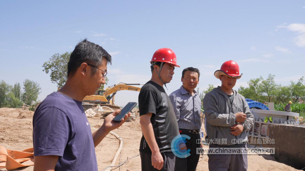 在中宁县宣和镇旧营村工地,从项目部指挥人员,到