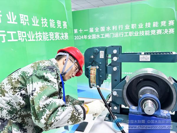 技能操作竞赛环节,参赛选手检查调整制动器