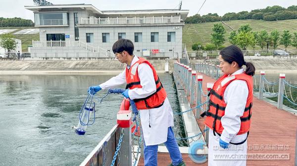 武子煊(左)和同事在浮桥上进行水质检测人工取样 本报通讯员 岳萌晨 摄