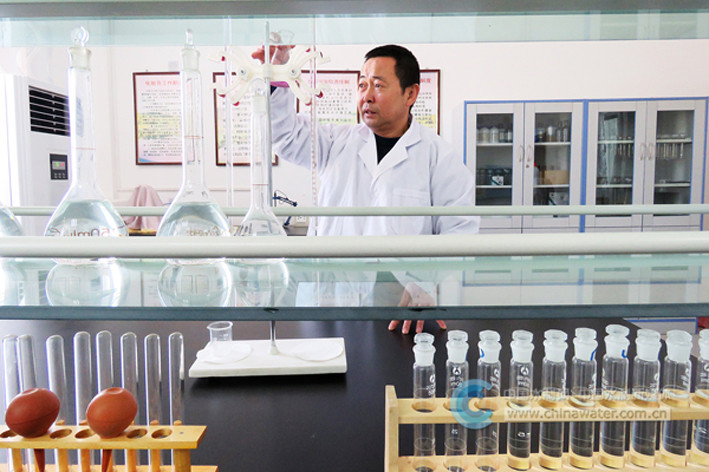 甘肃省定西市临洮县东部农村饮水安全工程建成通水后,解决了4个乡镇近7万人的饮水安全问题。图为农村饮水安全工程管理人员正在检测出厂水质。陈文进 摄