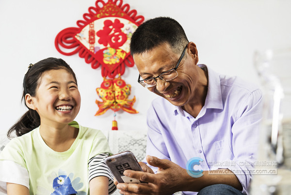 山东省高密市醴泉街道后毛家庄村, 50岁张洪友的“氟斑牙”与11岁小女儿的“小白牙”对比鲜明。农村饮水安全改善了群众生活条件和身体素质,牙齿变化折射水质变迁,洁白牙齿已成高氟水地区新一代的健康“标签”。本报特约记者 周德宝 摄