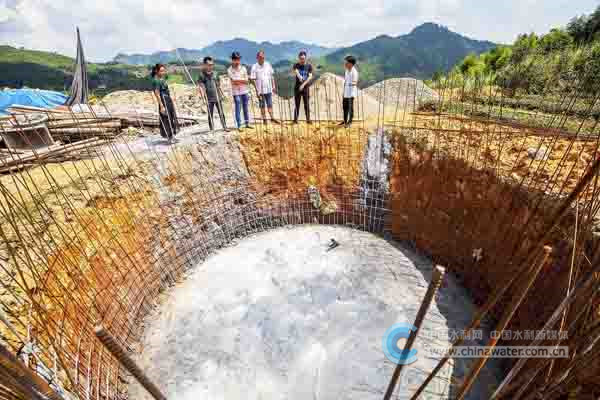 荨福建省泉州市永春县一都镇龙卿村在水利驻村干部的帮扶下,开展农村饮水安全工程建设,解决了全村1498人饮水困难问题,让群众喝上了放心水。 黄万成 摄