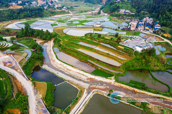 在广西壮族自治区水利厅的帮扶下,融水苗族自治县安陲乡实施河道整治,有效保护了沿岸居民的房屋和农田免受洪水冲刷破坏,保障群众生产生活安全。