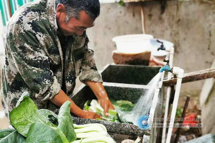 浙江省建德市通过农饮水达标提标三年行动,将“农夫山泉”送到钦堂乡。钦堂乡庙前村的陈大伯开心地说:“原来夏天一干旱村里水库和井里都没水用,下雨天又黄又浑浊,现在我们这里也能喝上‘农夫山泉’了,是有点甜的。”谢峰 摄