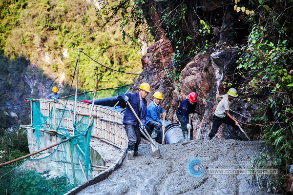 重庆市秀山土家族苗族自治县投资5500万元在全市启动实施乡镇(街道)水厂管网联网工程,进一步巩固和提升农村饮水安全。图为联网工程兴隆坳段施工现场。 重庆市秀山县水利局供图