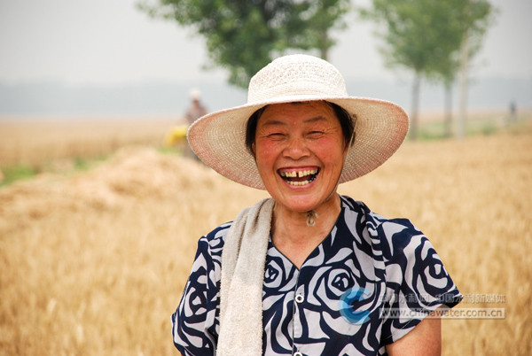 自1999年国务院授权黄委实施水量统一调度以来,黄河连续20年不断流,确保了沿线农业灌溉,农作物连年丰收。图为山东省济南市平阴县滩区麦收后开怀大笑的农民。