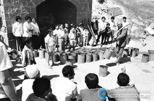 20世纪90年代的西安街头,市民在排队打水