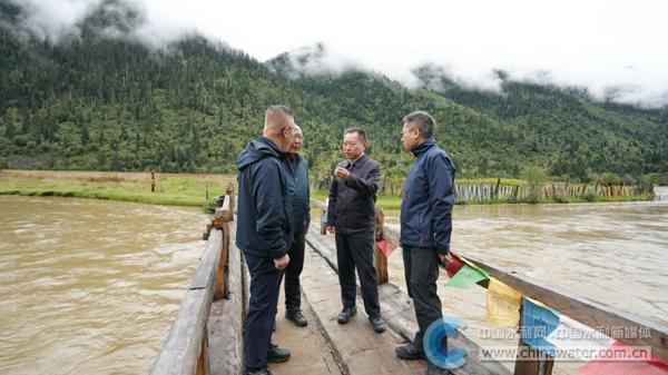 李国英调研尼洋河支流巴河边浪曲河道